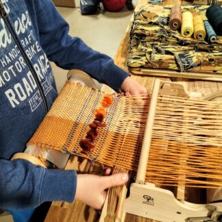 Kinderworkshop vrij weven op een Tafelgetouw